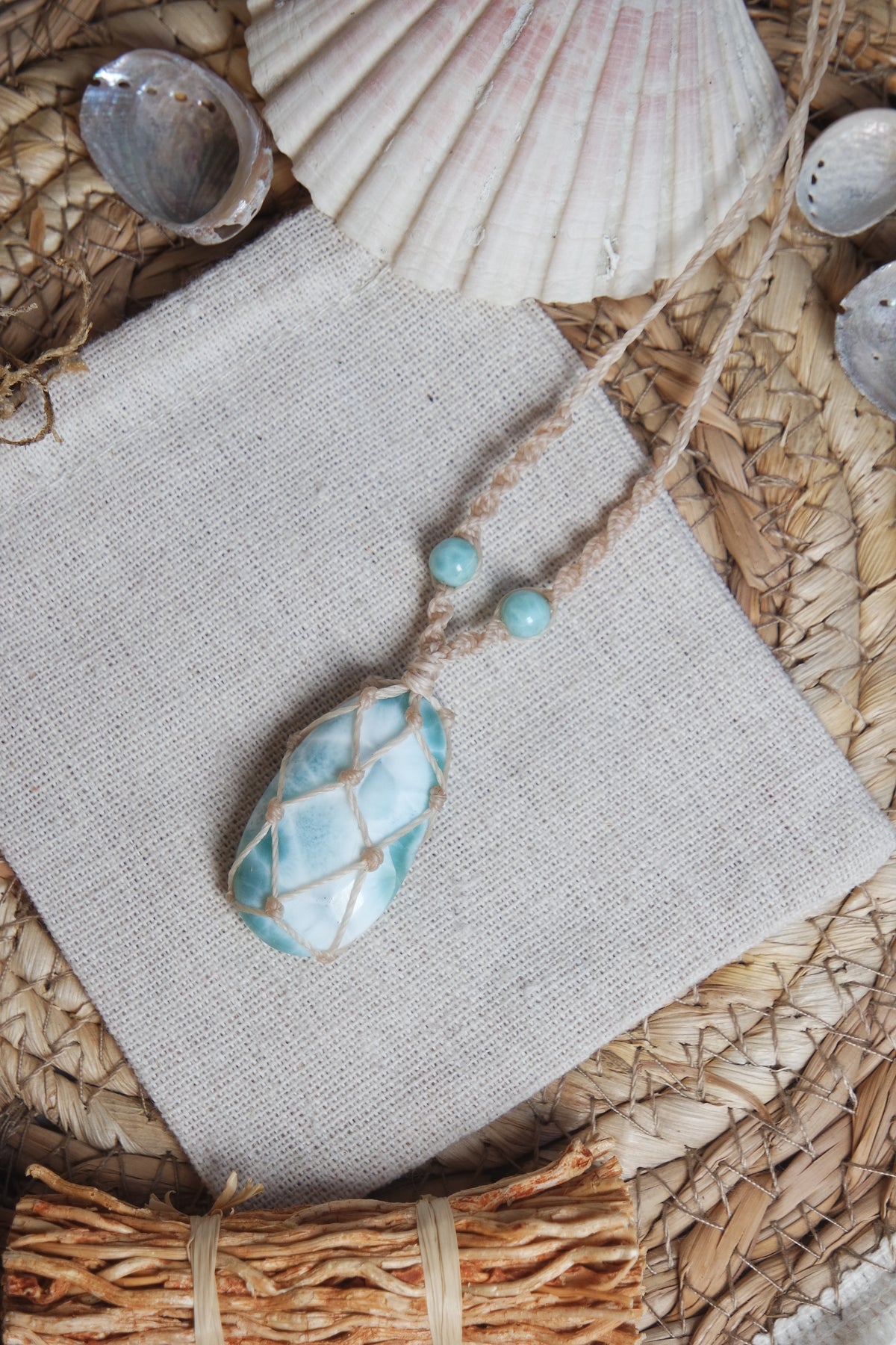 Handgefertigte Makramee Kette Aquallina mit großem hellblauem Larimar in Netzfassung und zwei Larimarperlen am Band.