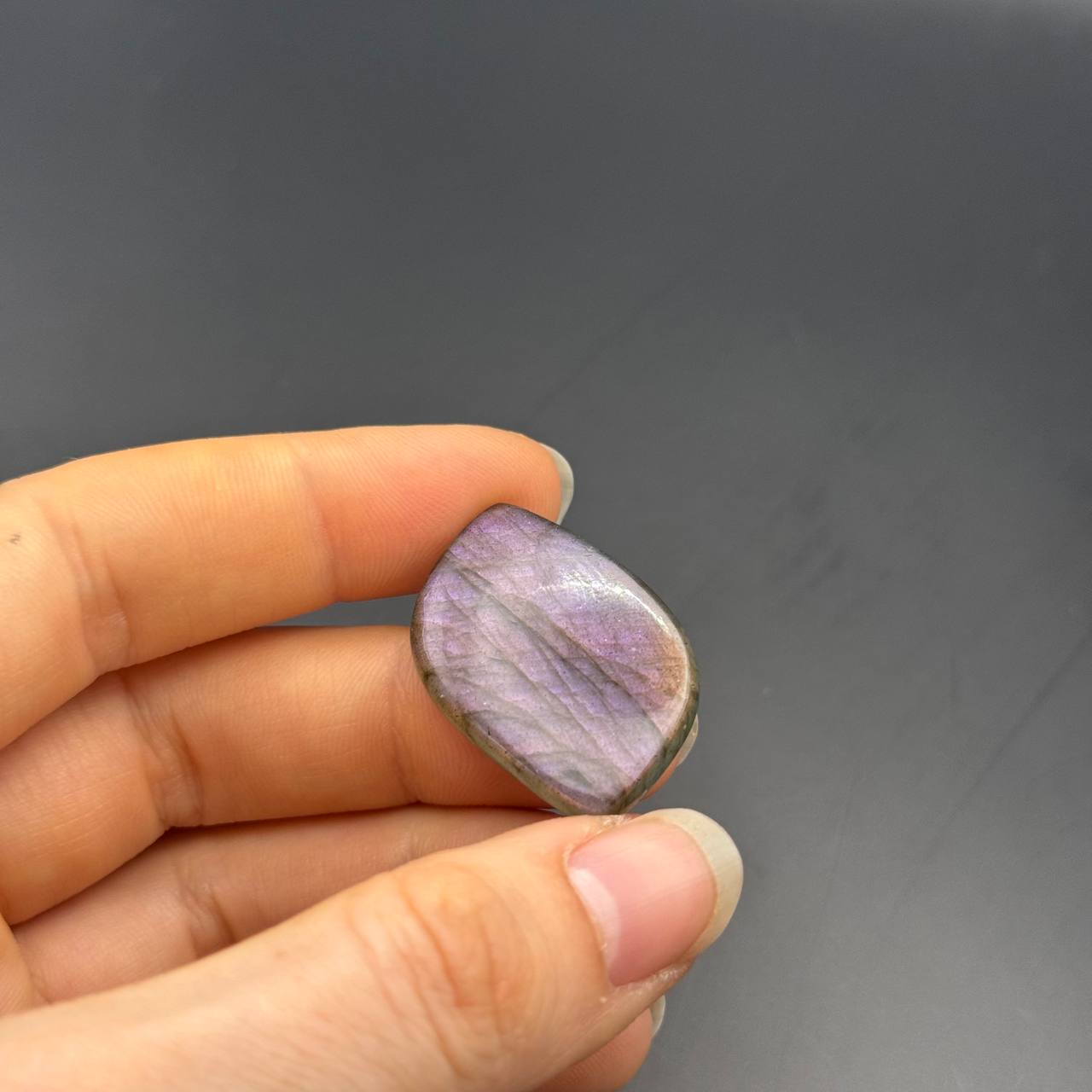 Lila Labradorit Cabochon ~ 14H