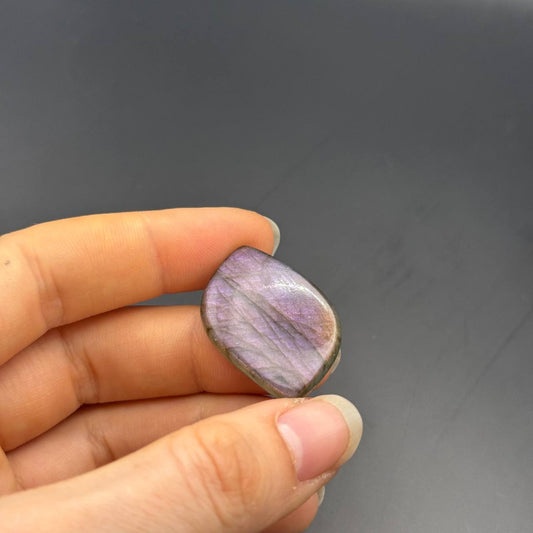Lila Labradorit Cabochon ~ 14H