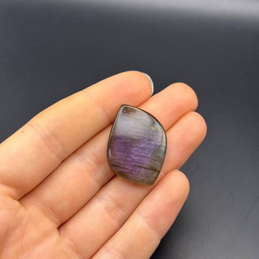 Lila Labradorit Cabochon ~ 14i