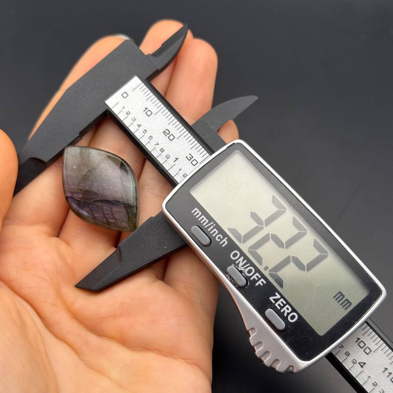Lila Labradorit Cabochon ~ 14R