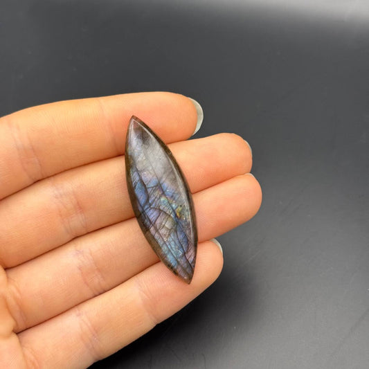 Lila Labradorit Cabochon ~ 14W