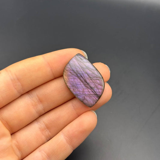 Lila Labradorit Cabochon ~ 14H