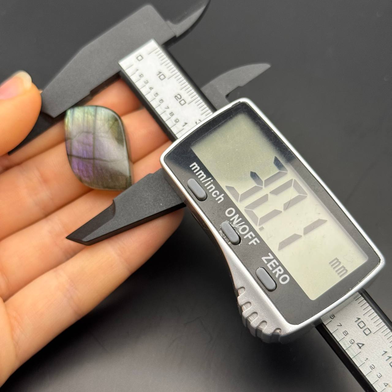 Lila Labradorit Cabochon ~ 14N