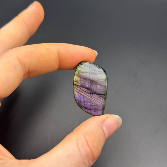 Lila Labradorit Cabochon ~ 14O