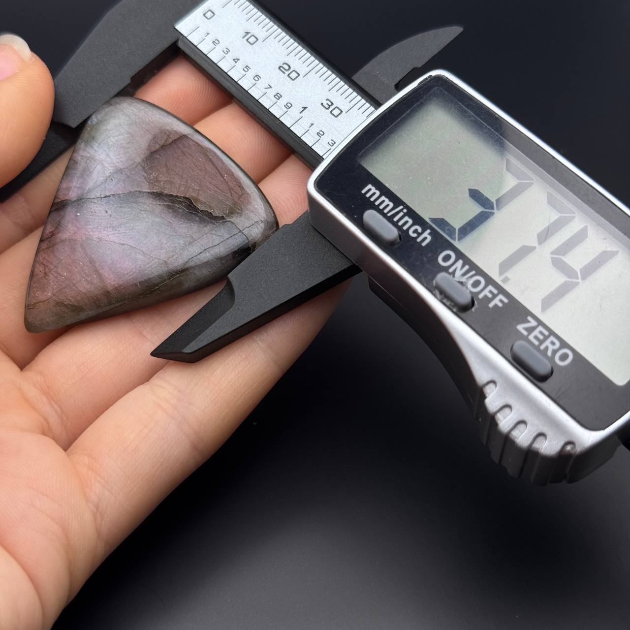 Lila Labradorit Cabochon ~ 34G