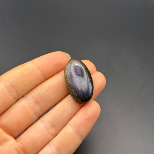 Lila Labradorit Cabochon ~ 14j