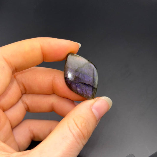 Lila Labradorit Cabochon ~ 14R