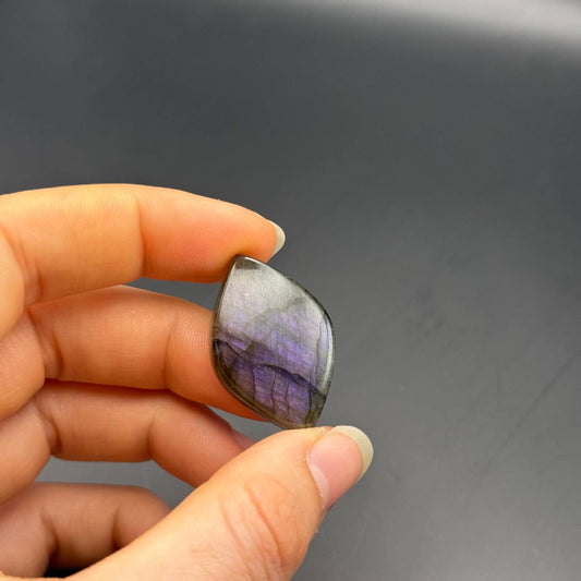 Lila Labradorit Cabochon ~ 14R