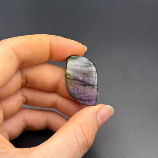 Lila Labradorit Cabochon ~ 14O