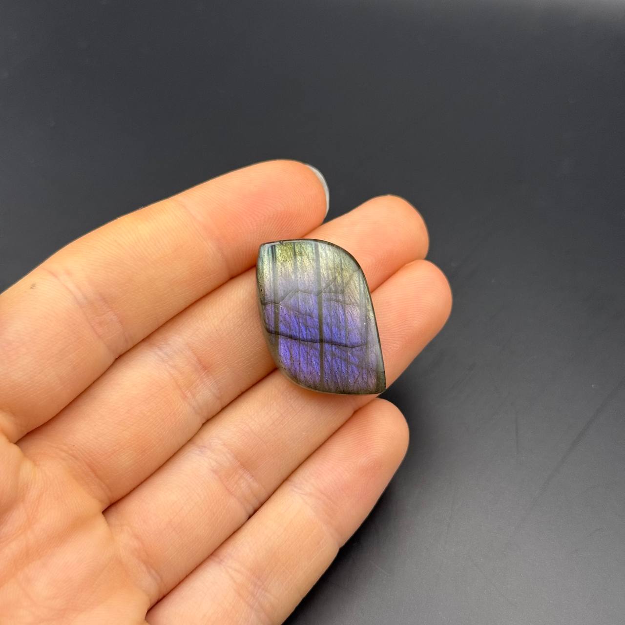 Lila Labradorit Cabochon ~ 14N