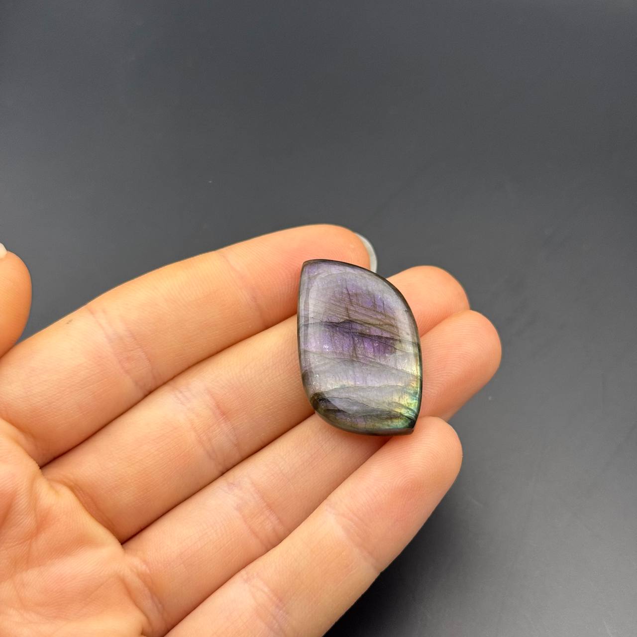 Lila Labradorit Cabochon ~ 14O