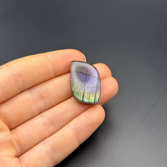 Lila Labradorit Cabochon ~ 14N