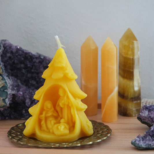 Krippe im Tannenbaum Bienenwachskerze