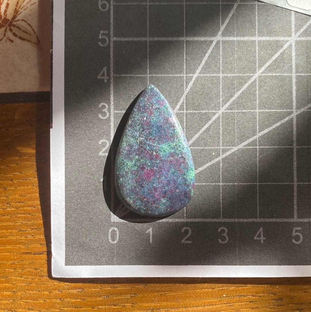 Rubin-Kyanit Cabochon ~ 008