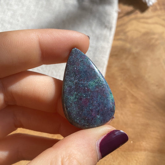 Rubin-Kyanit Cabochon ~ 008