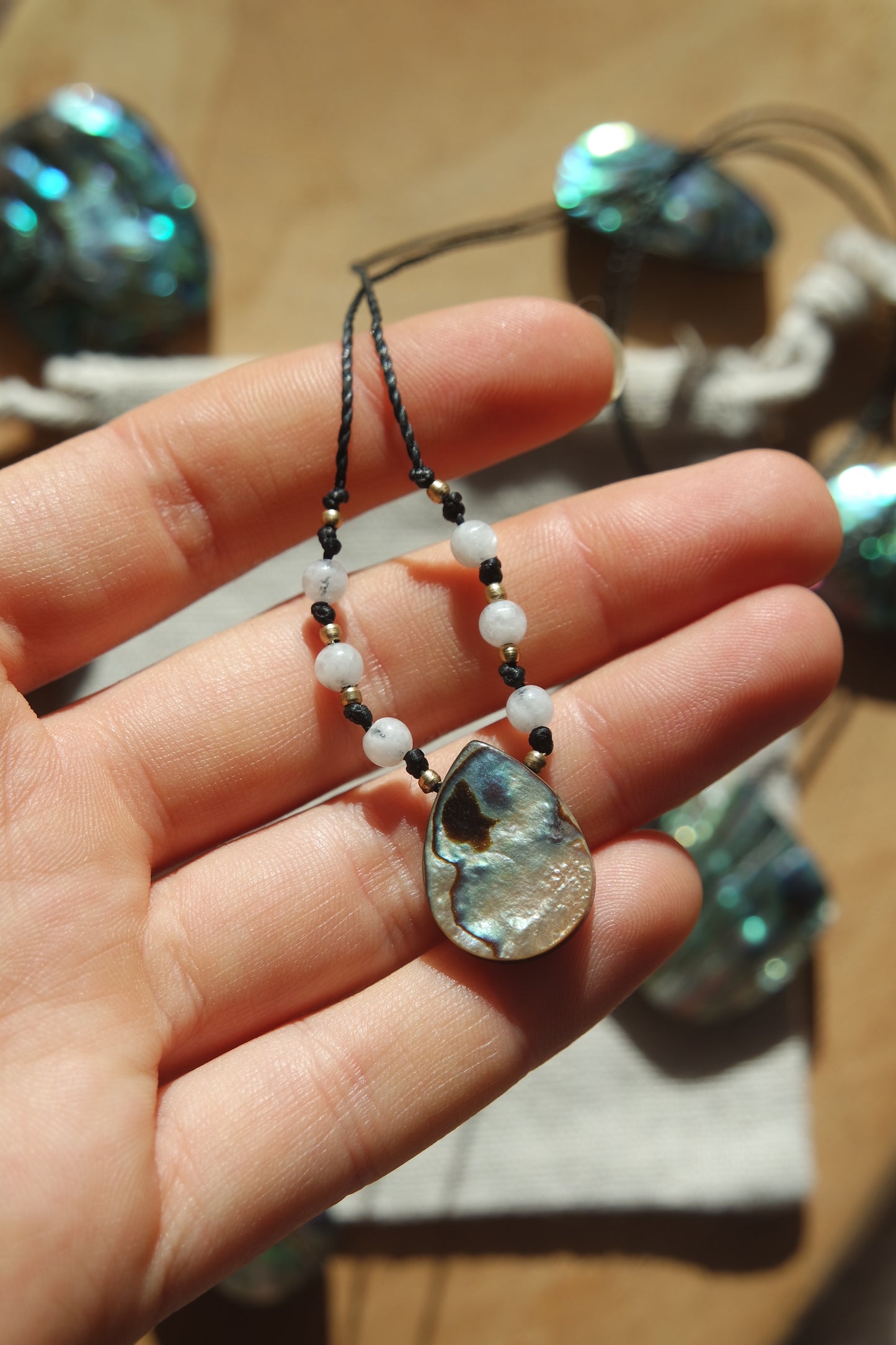 Abalone & Weißer Labradorit Makramee Kette