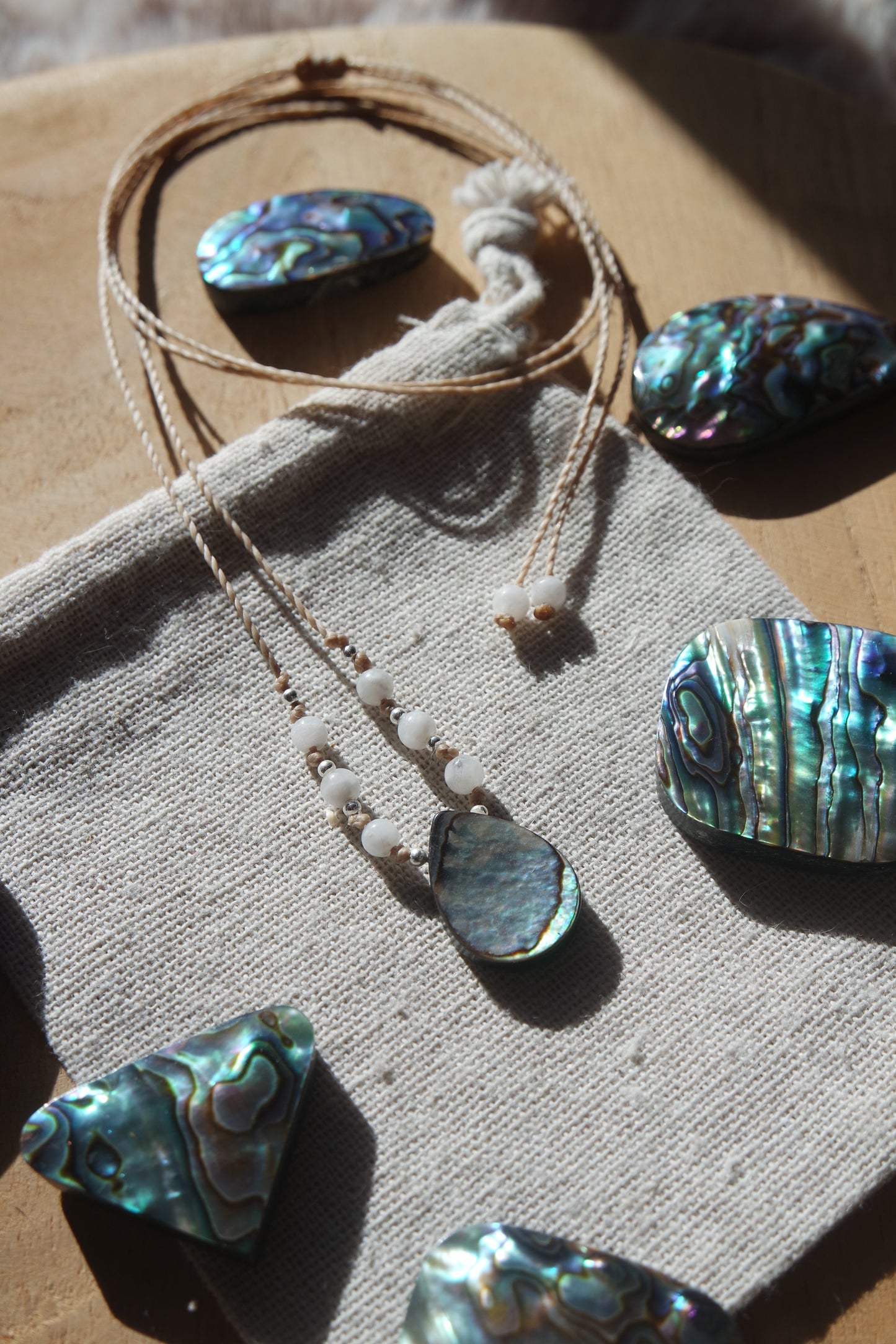 Abalone & Weißer Labradorit Makramee Kette