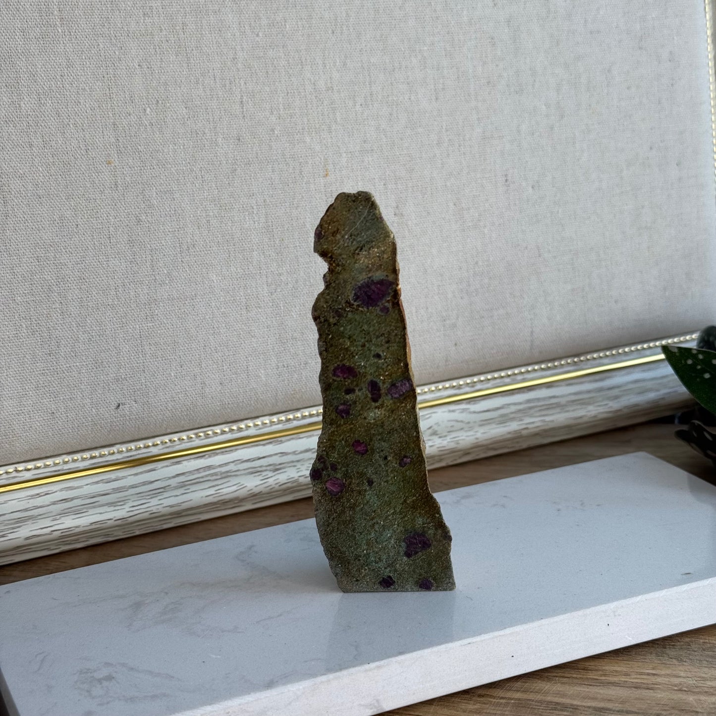 Rubin in fuchsit Stück