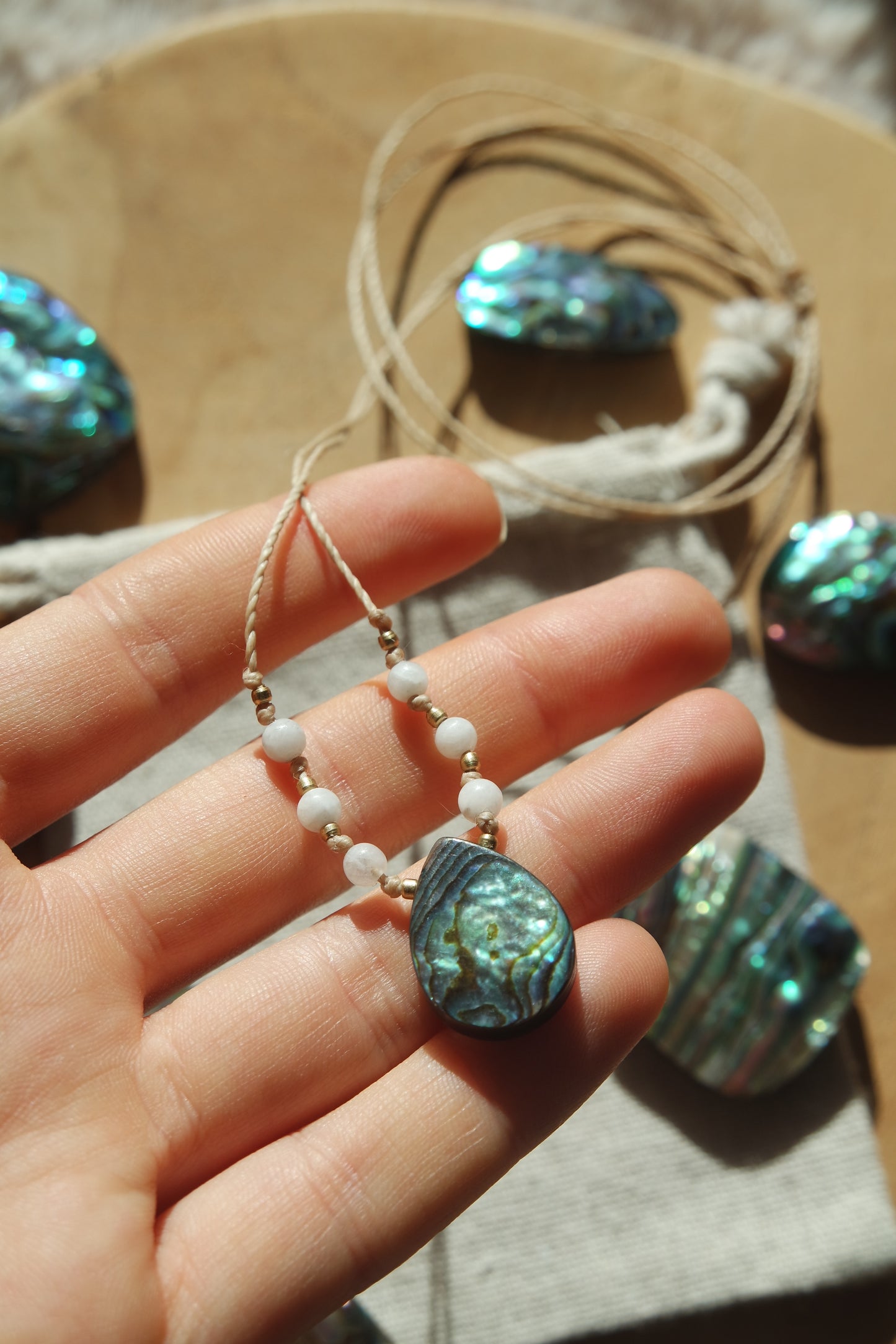 Abalone & Weißer Labradorit Makramee Kette