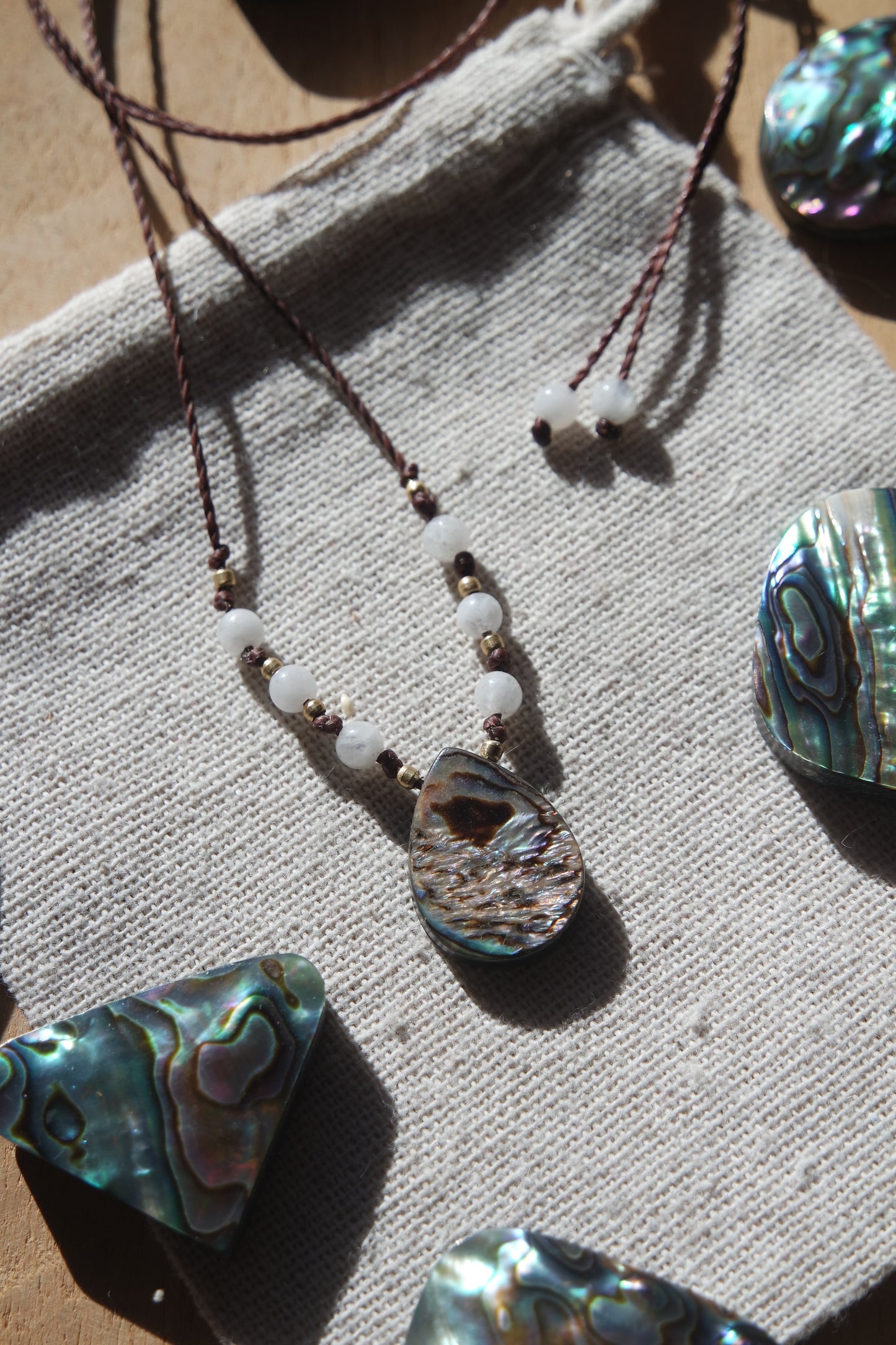 Abalone & Weißer Labradorit Makramee Kette