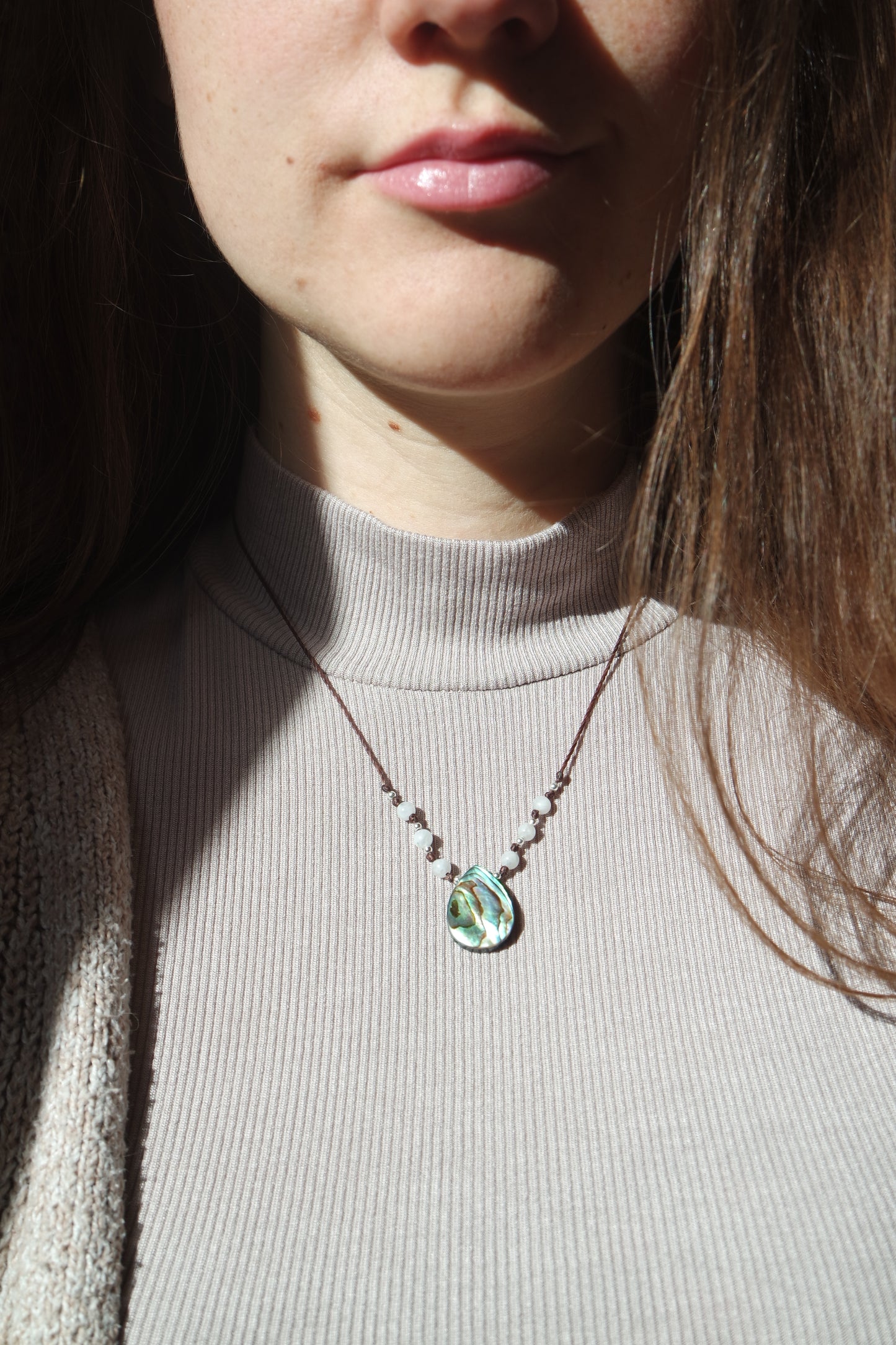 Abalone & Weißer Labradorit Makramee Kette