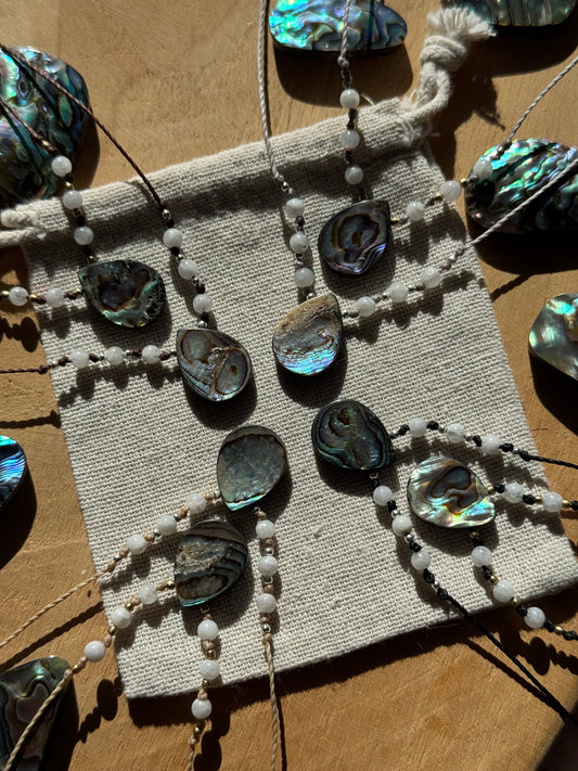 Abalone & Weißer Labradorit Makramee Kette