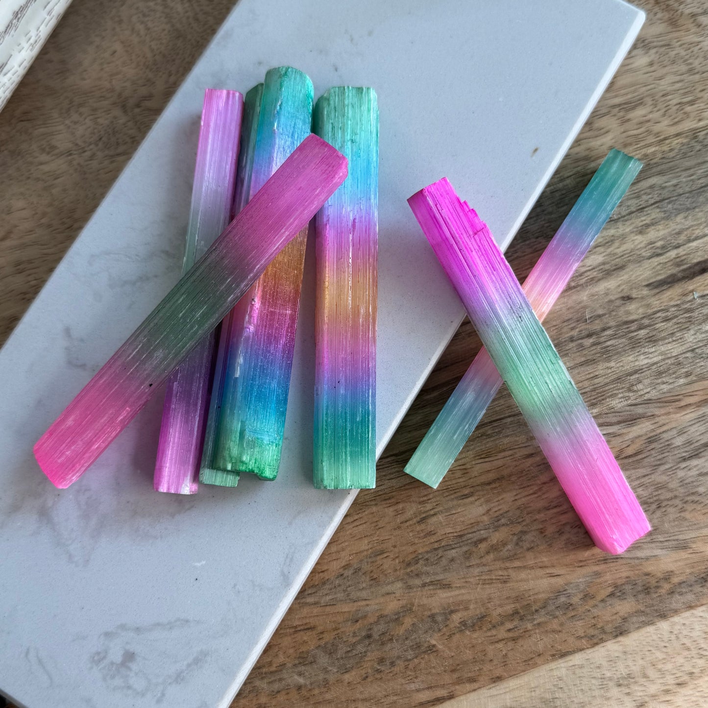Bunter Selenit Stab (gefärbt) ~ 1x
