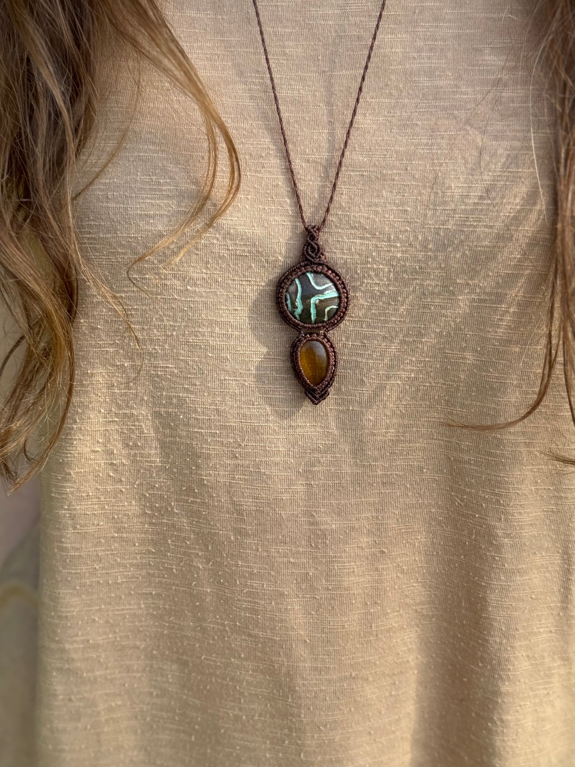Dunkelbraunes Garn Makramee mit Bernstein und Ton Cabochon