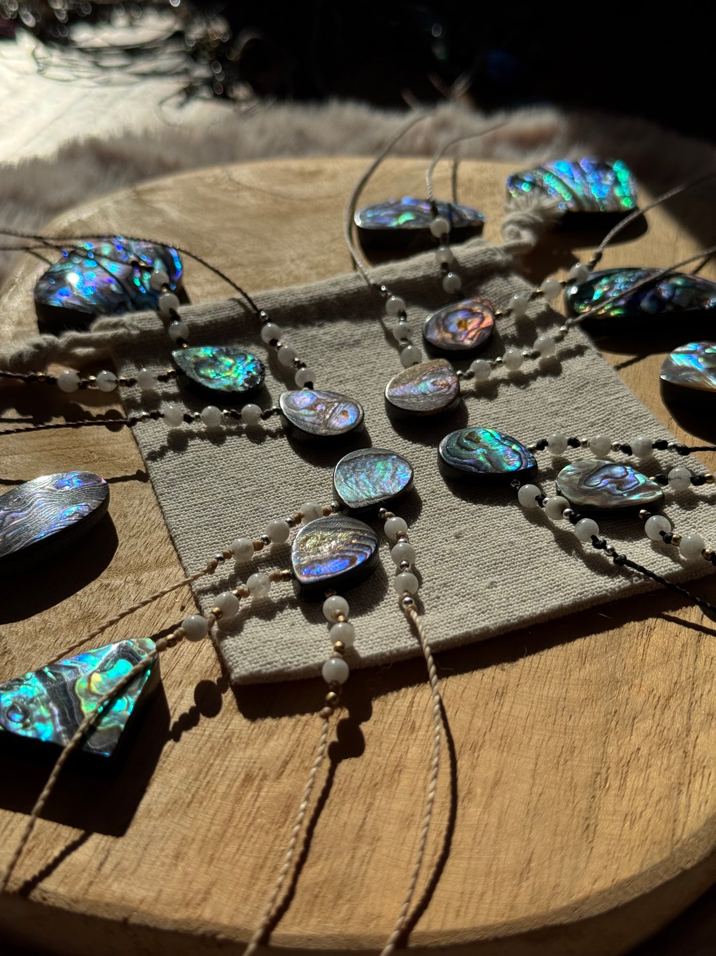 Abalone & Weißer Labradorit Makramee Kette