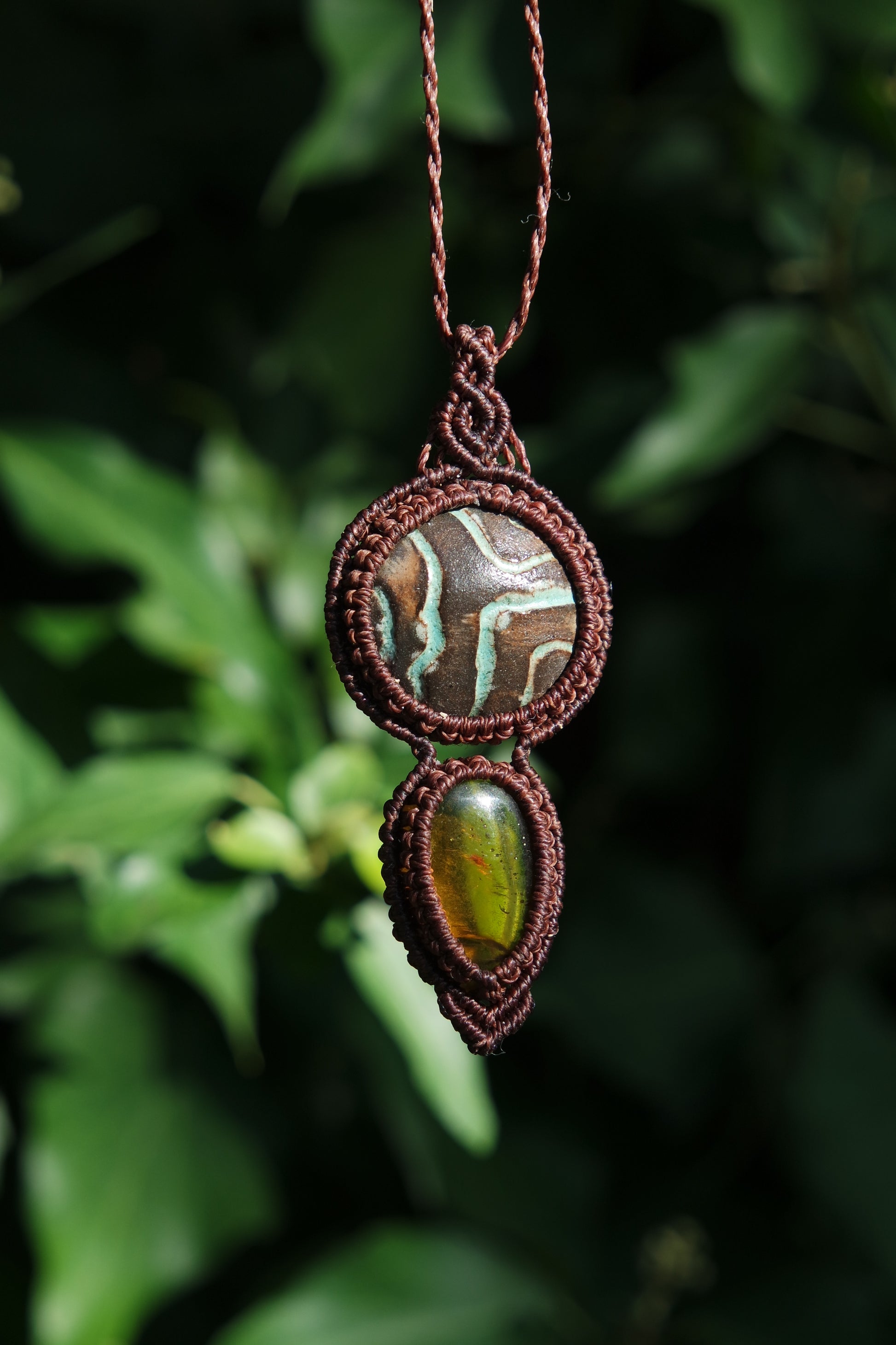 Makramee Kette „Balance“ mit Bernstein und Ton Cabochon
