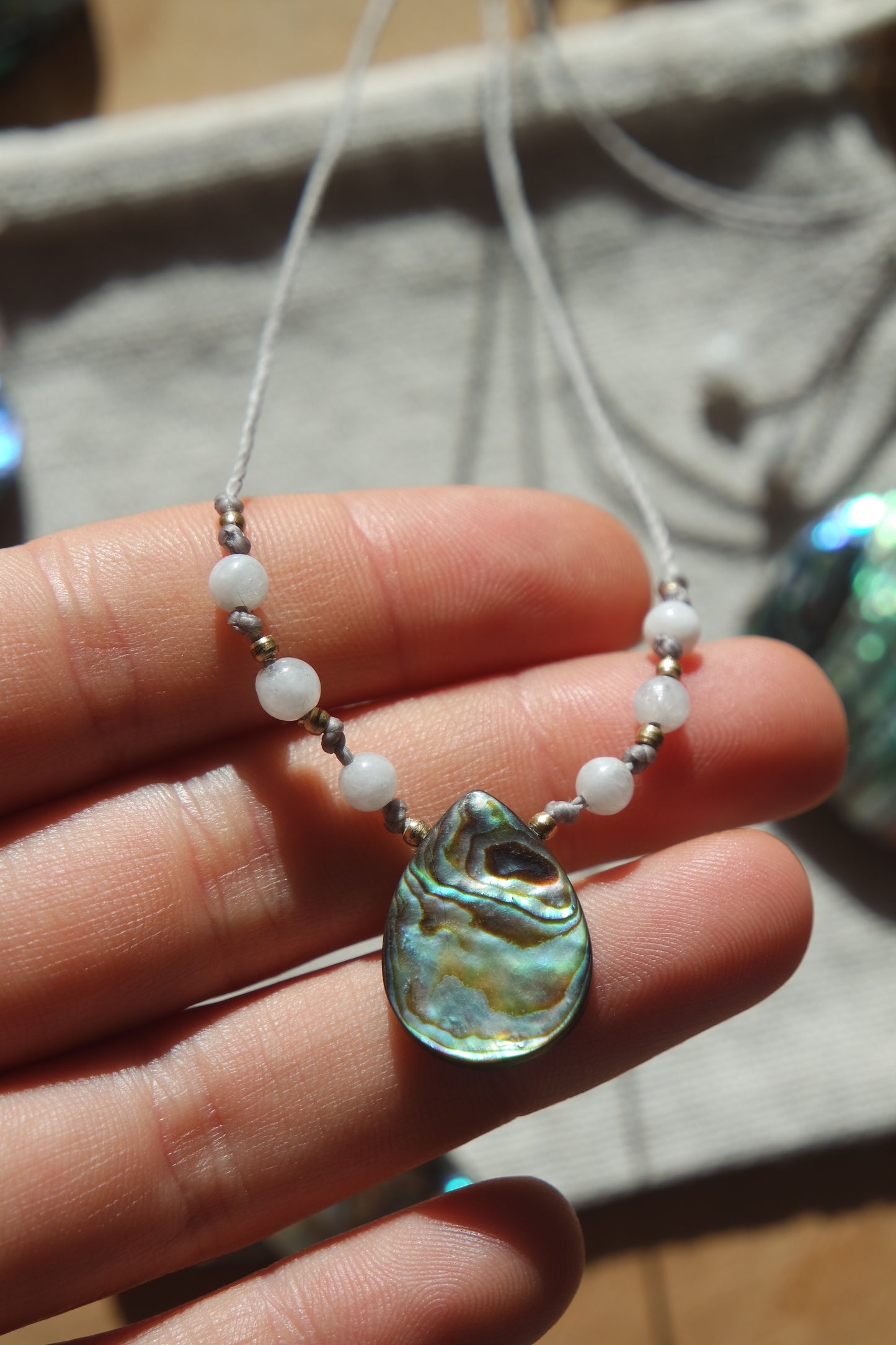 Abalone & Weißer Labradorit Makramee Kette