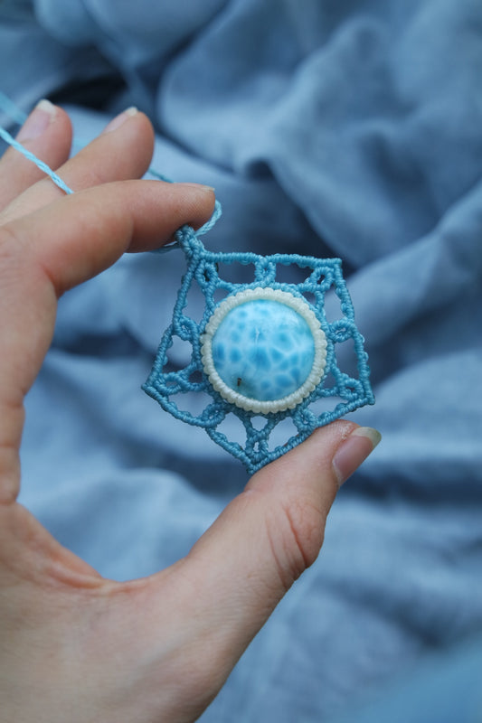 Nahaufnahme der Himmelstiefe-Kette mit Fokus auf den Larimar-Stein

