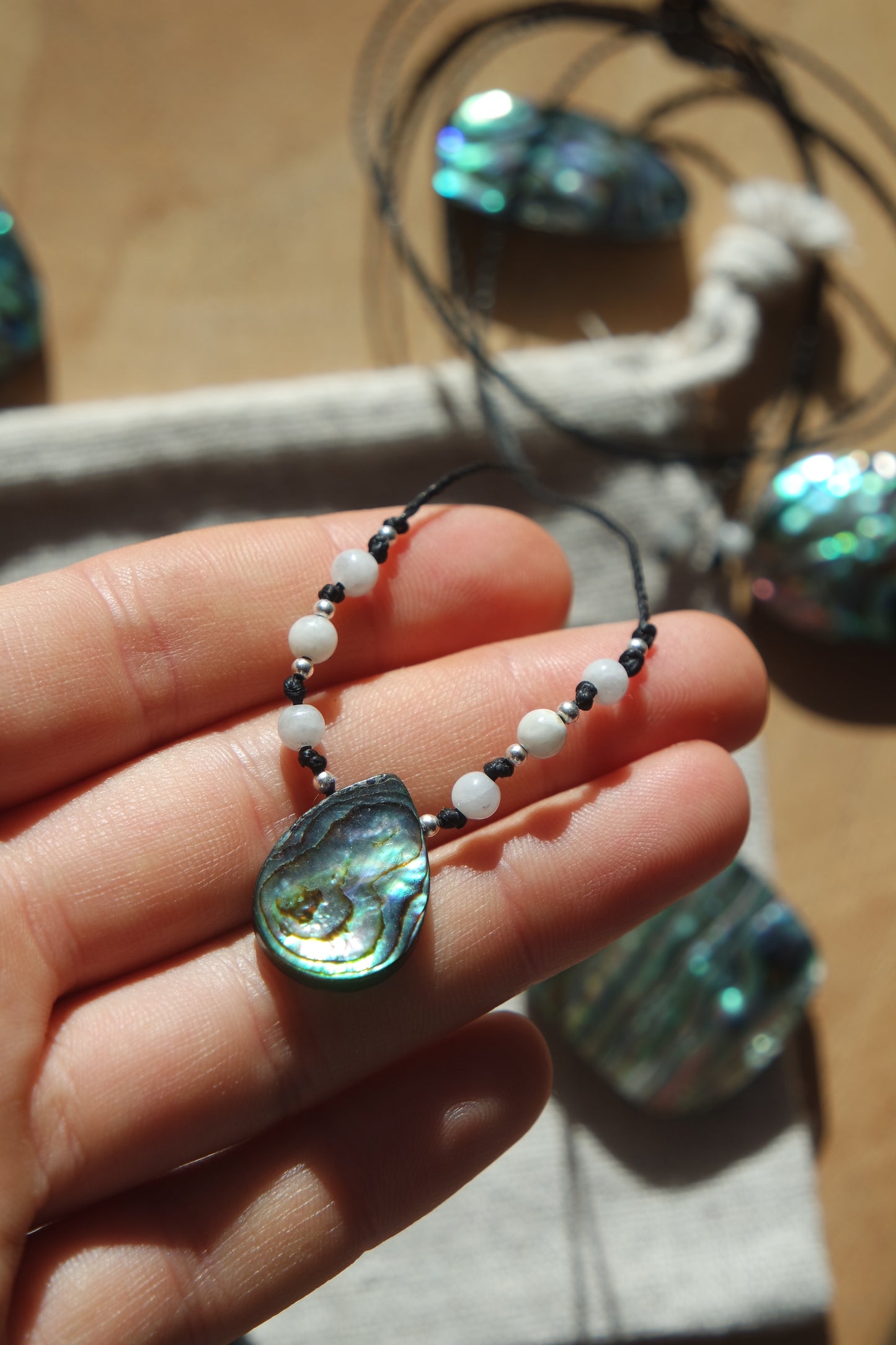 Abalone & Weißer Labradorit Makramee Kette