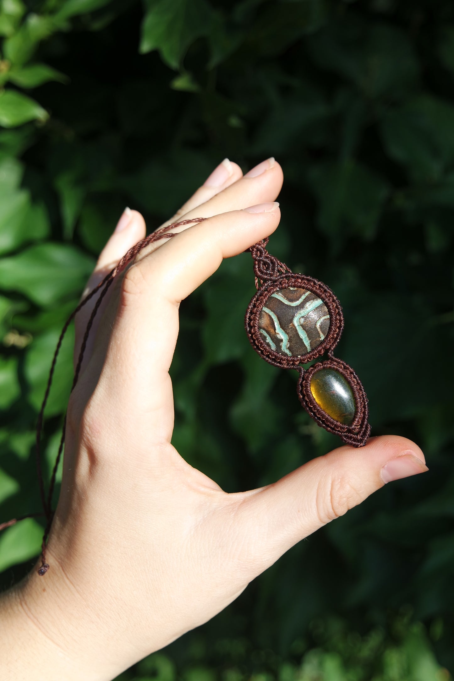 Handgearbeitete Kette Bernstein und Ton Cabochon Detail