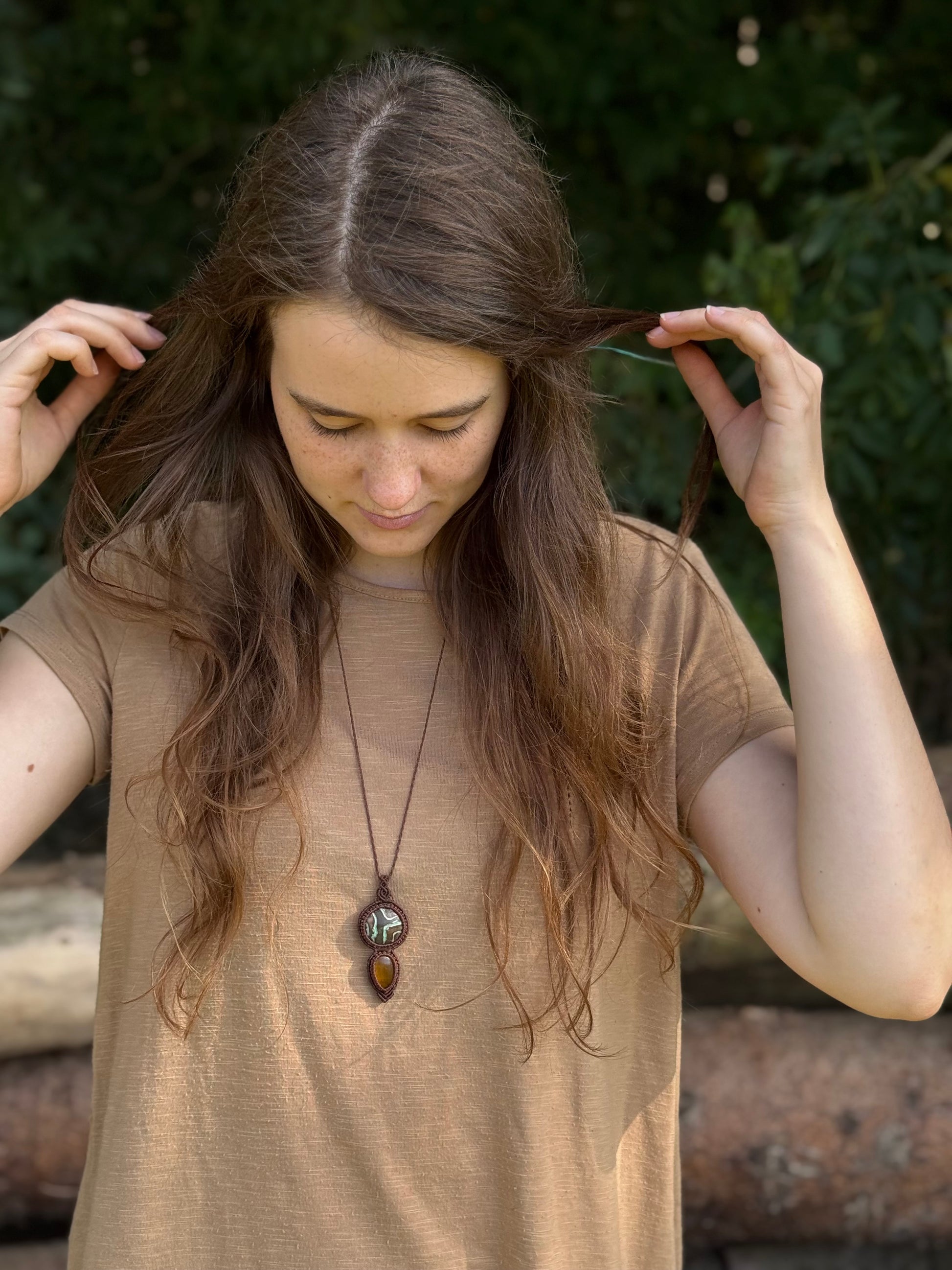 Tragebild Spirituelle Kette „Balance“ mit Orakelkarte beigelegt