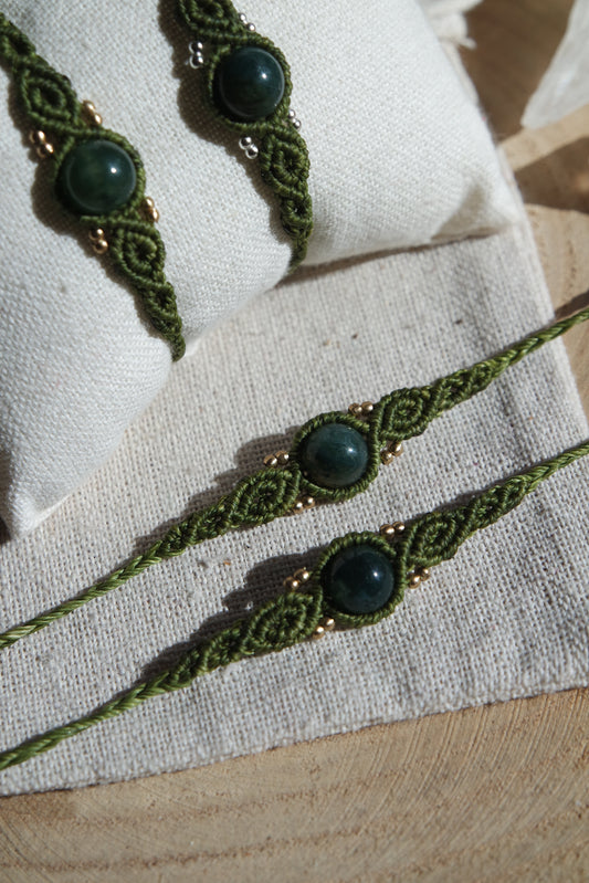 Grünes Makramee Armband mit Messing-Perlen und Moosachat