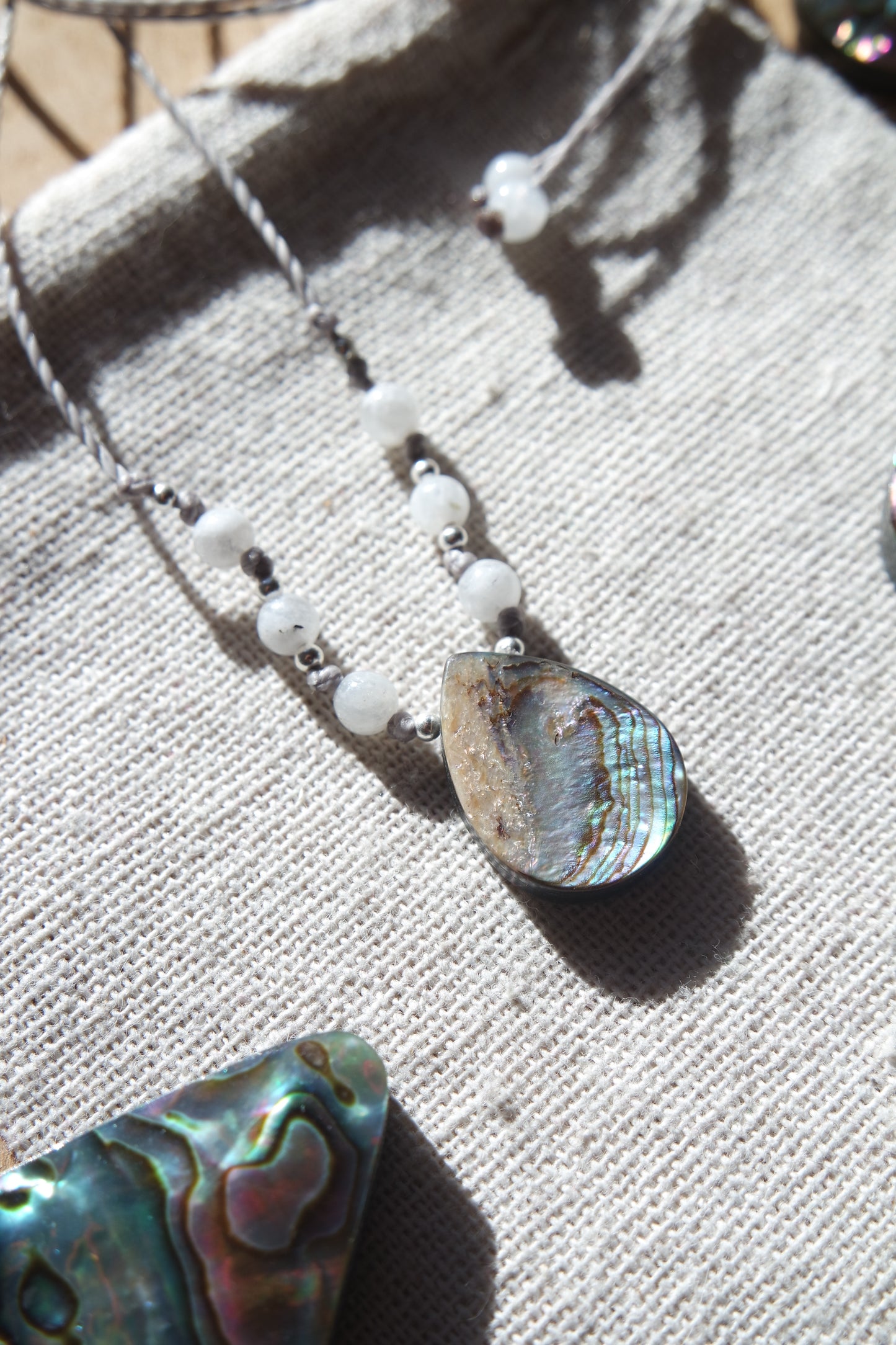 Abalone & Weißer Labradorit Makramee Kette