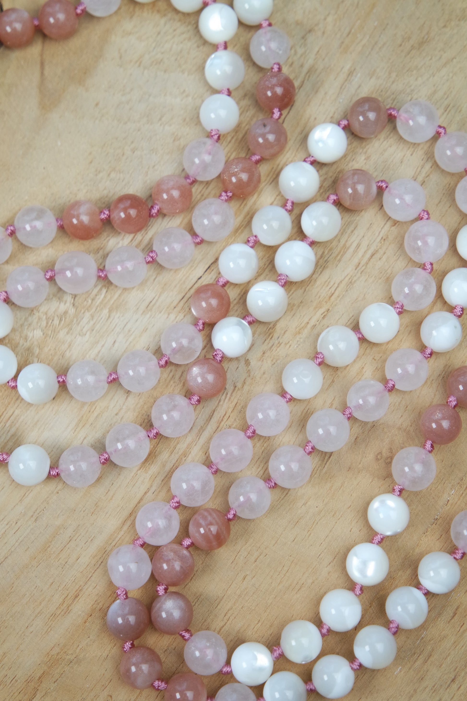 Handgeknüpfte Mala Frostblüte mit Mondstein, Muschel und Rosenquarz