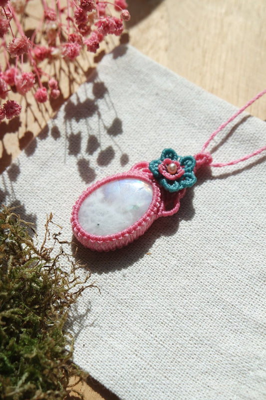 Regenbogen Mondstein Blumen Makramee Kette