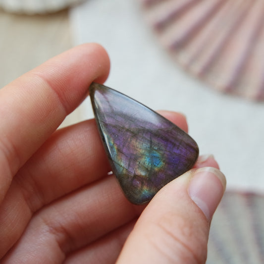 Lila Labradorit Cabochon ~ 21Xi