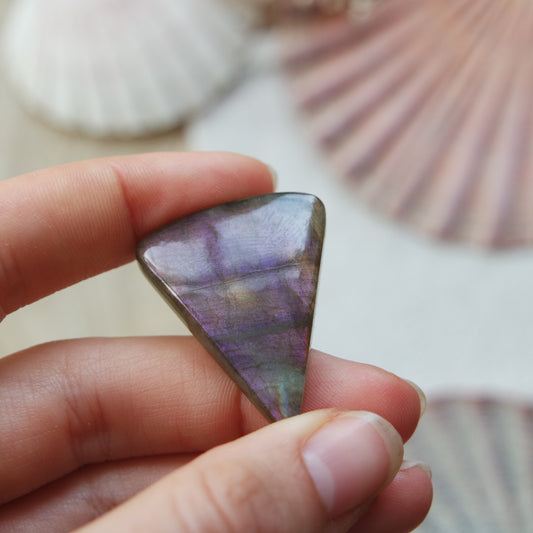 Lila Labradorit Cabochon ~ 21Xj