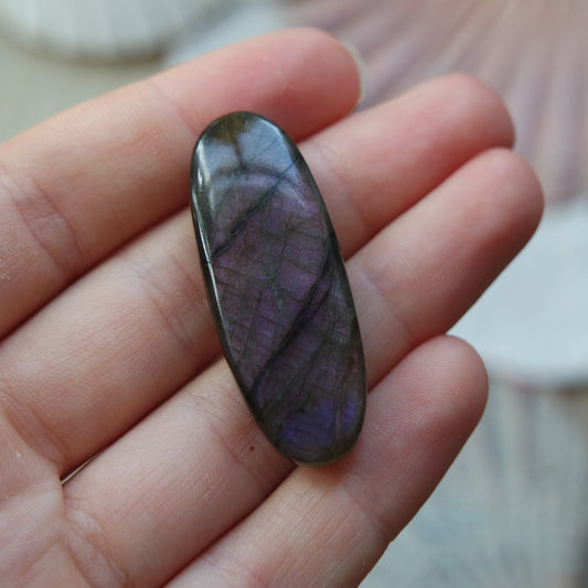Lila Labradorit Cabochon ~ 21XZ