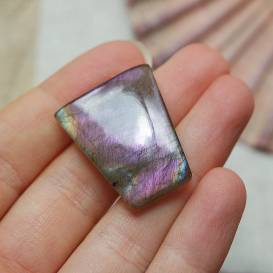 Lila Labradorit Cabochon ~ 18XO
