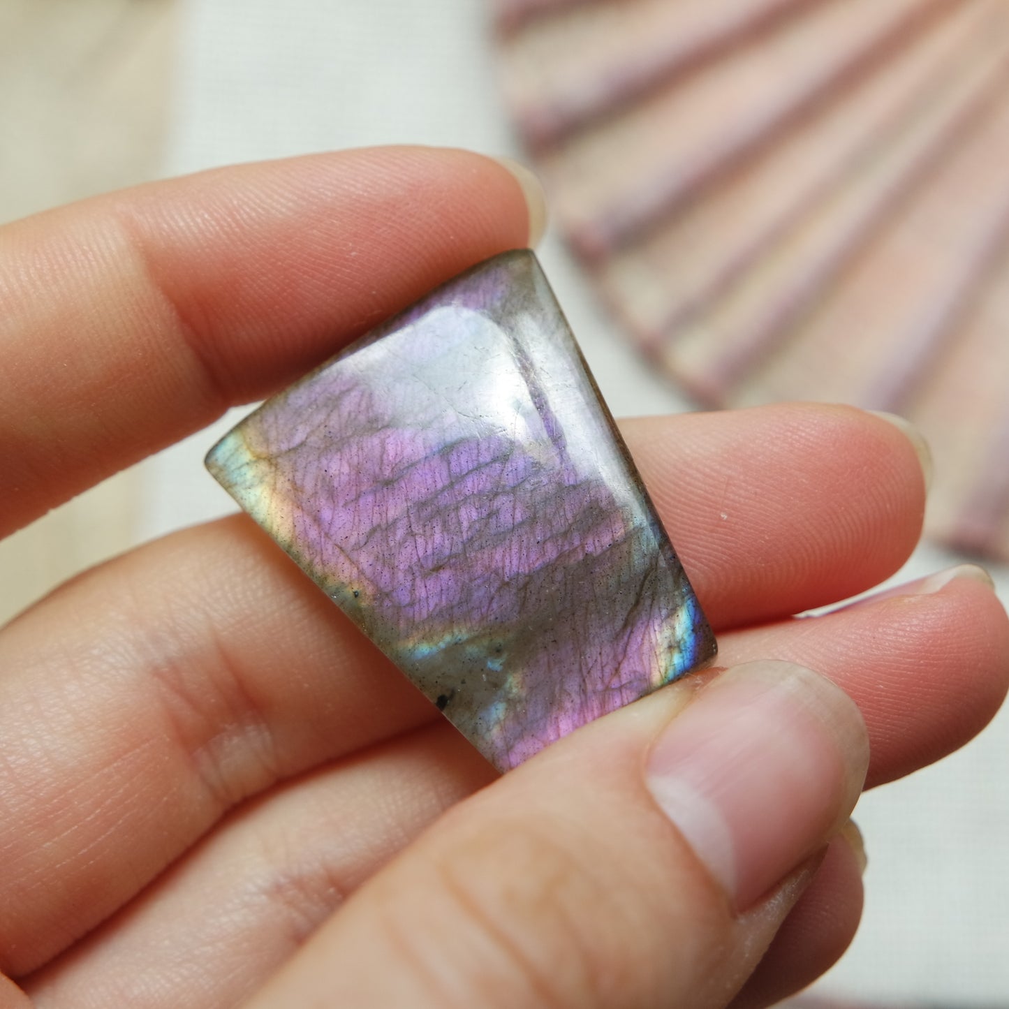 Lila Labradorit Cabochon ~ 18XO