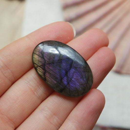 Lila Labradorit Cabochon ~ 18XN