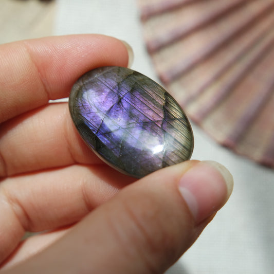 Lila Labradorit Cabochon ~ 18XN