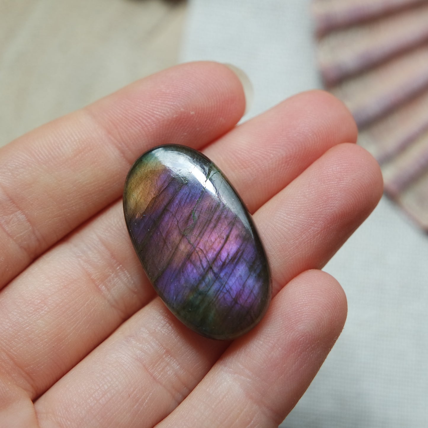 Lila Labradorit Cabochon ~ 18Xi