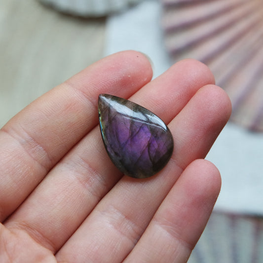 Lila Labradorit Cabochon ~ 7XB