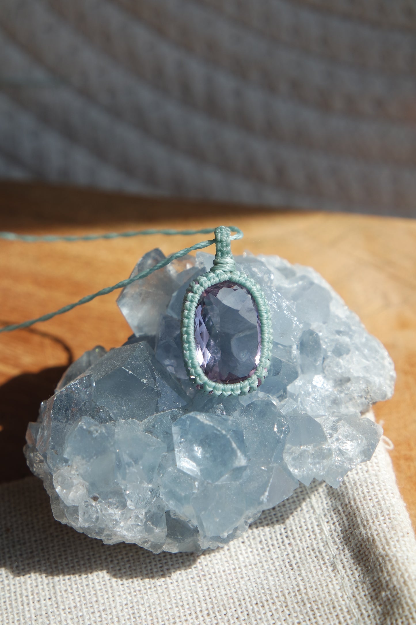 facettierter Amethyst Makramee Kette Blau